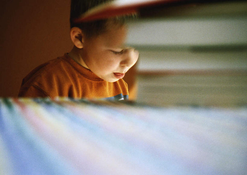 西方人,儿童,一个人,坐,横图,室内,白天,侧面,看书,阅读,纯洁,桌面,桌子,书籍,欧洲,欧洲人,仅一个男性,仅一个人,写,学习,朦胧,模糊,墙,记事本,注视,书桌,墙壁,墙面,小孩,本子,笔记本,课桌,书本,看,仅一个小孩,可爱,童年,童趣,读书,浏览,观看,关注,童真,烂漫,无邪,天真,男孩,男人,男性,白种人,孩子,书,图书,坐着,半身,彩图,男生