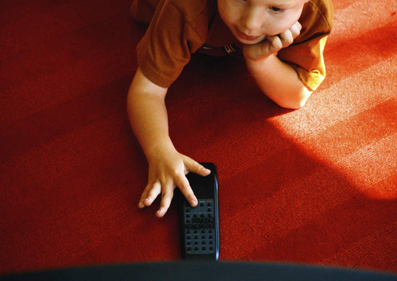 西方人,儿童,一个人,横图,俯视,室内,白天,纯洁,地板,欧洲,欧洲人,仅一个男性,仅一个人,撑,握,阴影,光线,影子,地面,拿,拿着,托腮,注视,木地板,小孩,阳光,遥控器,看,趴着,托,仅一个小孩,可爱,童年,童趣,握着,观看,关注,托下巴,童真,烂漫,无邪,天真,男孩,男人,男性,白种人,孩子,趴,半身,彩图,高角度拍摄,男生