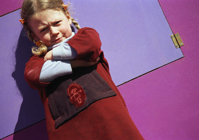 西方人,儿童,一个人,站,笑,双手交叉,微笑,横图,室外,白天,仰视,纯洁,窗户,欧洲,欧洲人,仅一个女性,仅一个人,阴影,光线,影子,墙,注视,墙壁,墙面,小孩,阳光,看,站着,仅一个小孩,可爱,童年,童趣,观看,双手抱胸,关注,童真,烂漫,无邪,天真,女孩,女人,女性,白种人,孩子,站立,半身,彩图,低角度拍摄,女生