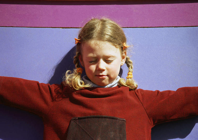 西方人,儿童,一个人,站,闭眼,伸展双臂,横图,室外,白天,正面,纯洁,欧洲,欧洲人,仅一个女性,仅一个人,阴影,光线,影子,墙,墙壁,墙面,小孩,阳光,站着,仅一个小孩,可爱,童年,童趣,童真,烂漫,无邪,天真,女孩,女人,女性,白种人,孩子,闭眼睛,闭着眼,闭着眼睛,敞开双臂,伸开双臂,展开双肩,站立,张开手臂,张开双臂,半身,彩图,女生