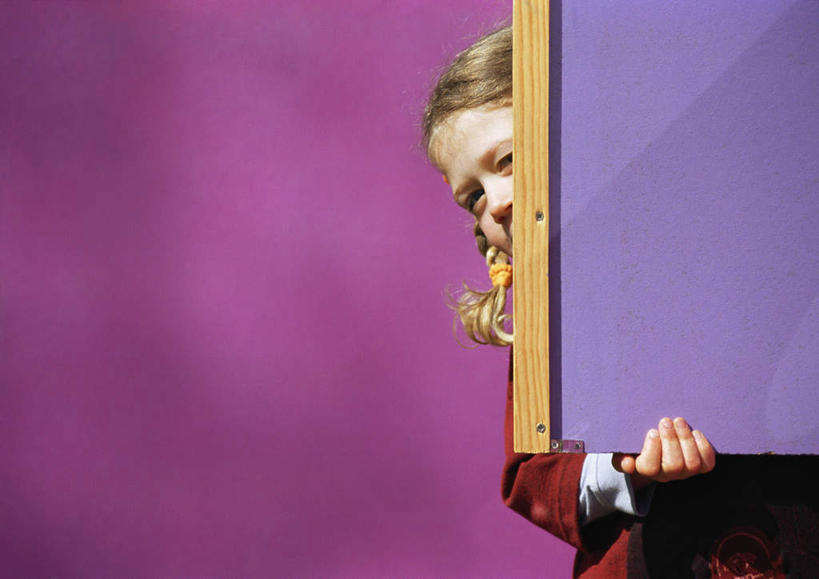 西方人,儿童,一个人,站,横图,室外,白天,正面,纯洁,欧洲,欧洲人,仅一个女性,仅一个人,握,墙,画板,拿,拿着,注视,墙壁,墙面,小孩,看,站着,仅一个小孩,可爱,童年,童趣,握着,观看,关注,童真,烂漫,无邪,天真,女孩,女人,女性,白种人,孩子,站立,半身,彩图,女生