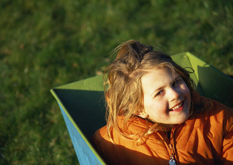 西方人,儿童,一个人,坐,笑,微笑,露齿笑,横图,俯视,室外,白天,纯洁,草地,草坪,植物,欧洲,欧洲人,仅一个女性,仅一个人,阴影,朦胧,模糊,光线,推车,影子,注视,草,小孩,绿色,阳光,手推车,看,仅一个小孩,可爱,童年,童趣,关注,童真,烂漫,无邪,天真,女孩,女人,女性,白种人,孩子,抬头,仰头,坐着,半身,彩图,高角度拍摄,女生