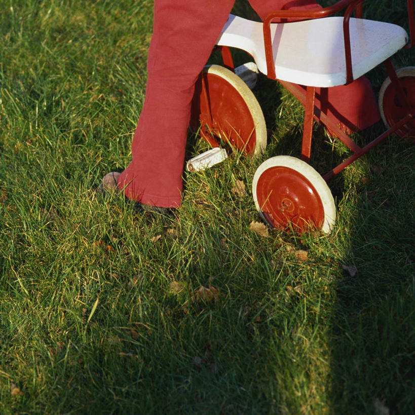 西方人,儿童,一个人,站,方图,俯视,室外,白天,纯洁,草地,草坪,植物,自行车,欧洲,欧洲人,仅一个女性,仅一个人,车,脚踏车,草,小孩,绿色,交通工具,站着,仅一个小孩,可爱,童年,童趣,童真,烂漫,无邪,天真,女孩,女人,女性,白种人,孩子,站立,半身,彩图,高角度拍摄,女生