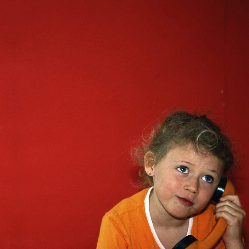 西方人,儿童,一个人,坐,举,笑,打电话,微笑,方图,室内,白天,正面,纯洁,电话,欧洲,欧洲人,仅一个女性,仅一个人,握,红色背景,墙,拿,拿着,注视,通讯设备,墙壁,墙面,小孩,红色,话筒,看,托,仅一个小孩,电话线,可爱,童年,童趣,握着,观看,关注,童真,烂漫,无邪,交流,天真,女孩,女人,女性,白种人,孩子,电话机,沟通,举着,通话,向上举,向上伸,向上托,坐着,半身,彩图,女生