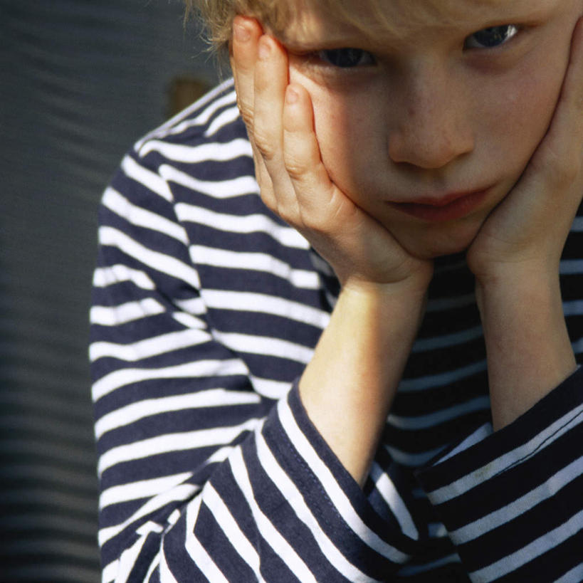 西方人,儿童,一个人,坐,方图,室内,白天,正面,纯洁,欧洲,欧洲人,仅一个男性,仅一个人,撑,阴影,光线,影子,托腮,注视,小孩,阳光,看,托,仅一个小孩,可爱,童年,童趣,观看,关注,托下巴,童真,烂漫,无邪,天真,男孩,男人,男性,白种人,孩子,坐着,半身,彩图,男生