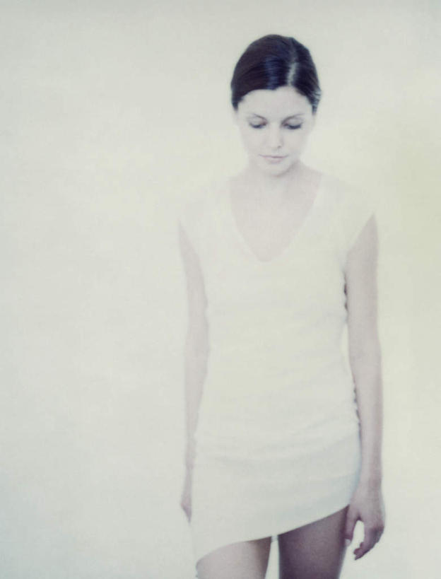 西方人,一个人,站,竖图,室内,白天,白色背景,正面,裙子,欧洲,欧洲人,仅一个年轻女性,仅一个女性,仅一个人,连衣裙,注视,低头,看,站着,摄影,影棚,观看,关注,年轻女性,女人,女性,白种人,站立,半身,彩图,影棚拍摄,拍摄