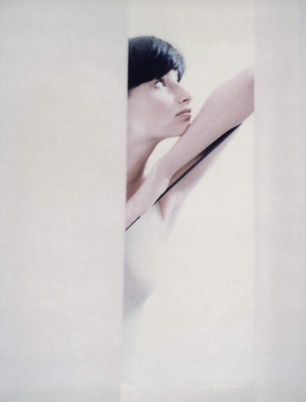 西方人,一个人,栏杆,站,举,竖图,室内,白天,白色背景,侧面,欧洲,欧洲人,仅一个年轻女性,仅一个女性,仅一个人,栅栏,墙,围栏,注视,护栏,墙壁,墙面,看,趴着,托,站着,摄影,影棚,观看,关注,年轻女性,女人,女性,白种人,举着,趴,向上举,向上伸,向上托,站立,半身,彩图,影棚拍摄,拍摄