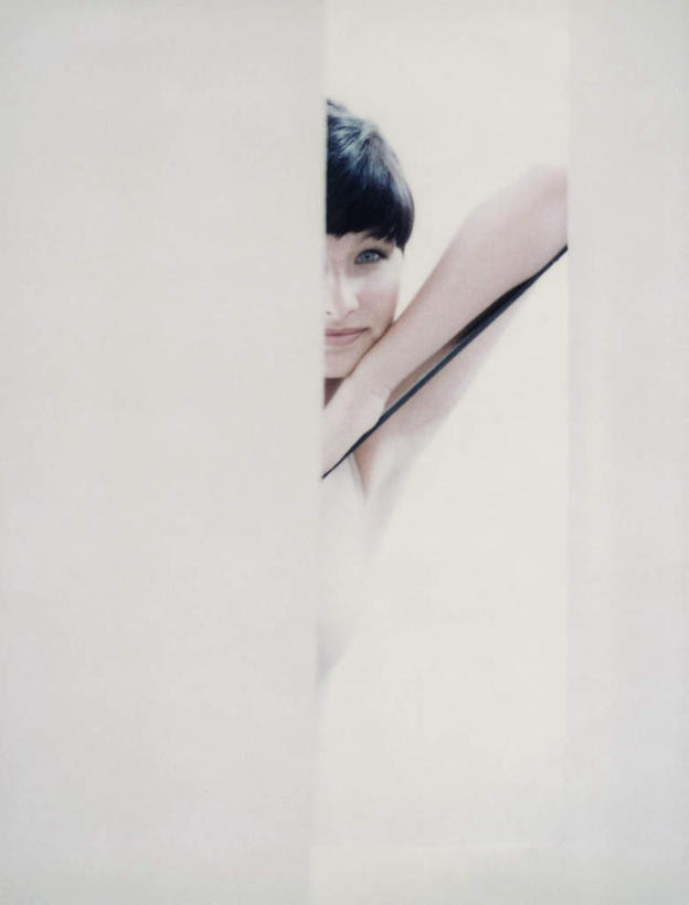 西方人,一个人,栏杆,站,举,竖图,室内,白天,白色背景,正面,欧洲,欧洲人,仅一个年轻女性,仅一个女性,仅一个人,栅栏,墙,围栏,注视,护栏,墙壁,墙面,看,趴着,托,站着,摄影,影棚,观看,关注,年轻女性,女人,女性,白种人,举着,趴,向上举,向上伸,向上托,站立,半身,彩图,影棚拍摄,拍摄