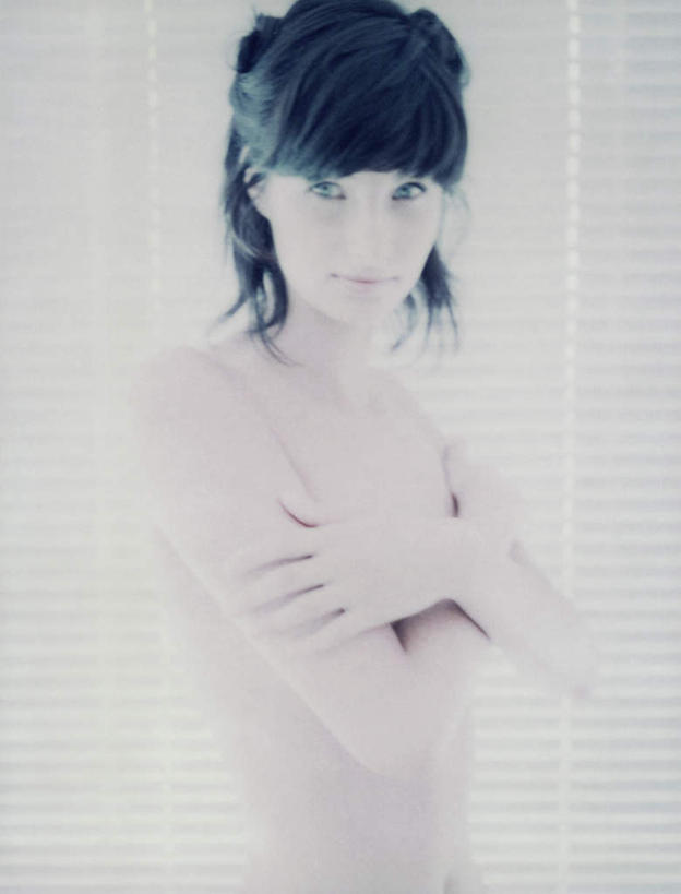 西方人,一个人,站,双手交叉,竖图,室内,白天,白色背景,正面,窗帘,欧洲,欧洲人,仅一个年轻女性,仅一个女性,仅一个人,百叶窗,注视,裸露,看,站着,摄影,影棚,观看,双手抱胸,关注,裸,年轻女性,女人,女性,白种人,站立,半身,彩图,影棚拍摄,拍摄