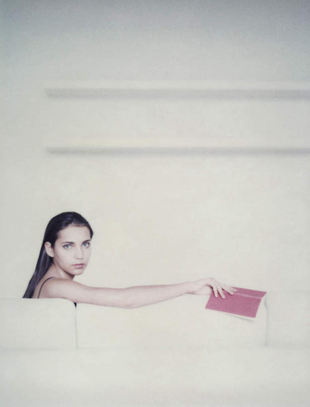 西方人,一个人,坐,竖图,室内,白天,白色背景,侧面,沙发,书籍,欧洲,欧洲人,仅一个年轻女性,仅一个女性,仅一个人,一本,握,墙,拿,拿着,注视,墙壁,墙面,红色,看,握着,摄影,影棚,观看,关注,布艺沙发,年轻女性,女人,女性,白种人,长发,书,图书,坐着,半身,彩图,影棚拍摄,拍摄