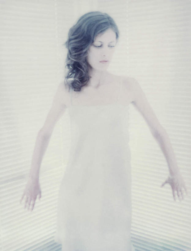 西方人,一个人,站,伸展双臂,竖图,室内,白天,白色背景,正面,裙子,窗户,欧洲,欧洲人,仅一个年轻女性,仅一个女性,仅一个人,连衣裙,百叶窗,注视,看,靠,靠着,倚靠,站着,摄影,影棚,观看,倚着,关注,年轻女性,女人,女性,白种人,长发,卷发,敞开双臂,伸开双臂,展开双肩,站立,张开手臂,张开双臂,半身,彩图,影棚拍摄,拍摄