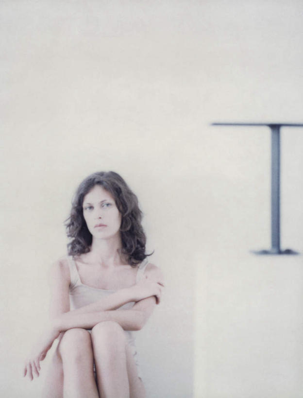 西方人,一个人,坐,双手交叉,竖图,室内,白天,白色背景,正面,桌面,桌子,欧洲,欧洲人,仅一个年轻女性,仅一个女性,仅一个人,注视,看,摄影,影棚,观看,双手抱胸,关注,年轻女性,女人,女性,白种人,长发,卷发,坐着,半身,彩图,影棚拍摄,拍摄