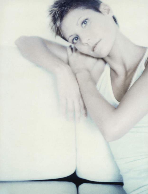 西方人,一个人,坐,举,竖图,室内,白天,白色背景,正面,沙发,欧洲,欧洲人,仅一个年轻女性,仅一个女性,仅一个人,背心,靠,靠着,趴着,托,摄影,影棚,布艺沙发,年轻女性,女人,女性,白种人,举着,趴,向上举,向上伸,向上托,坐着,半身,彩图,影棚拍摄,拍摄,短发