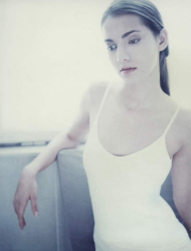 西方人,一个人,坐,举,竖图,室内,白天,白色背景,正面,裙子,沙发,欧洲,欧洲人,仅一个年轻女性,仅一个女性,仅一个人,连衣裙,注视,看,靠,靠着,托,摄影,影棚,观看,吊带裙,关注,布艺沙发,年轻女性,女人,女性,白种人,举着,向上举,向上伸,向上托,坐着,半身,彩图,影棚拍摄,拍摄