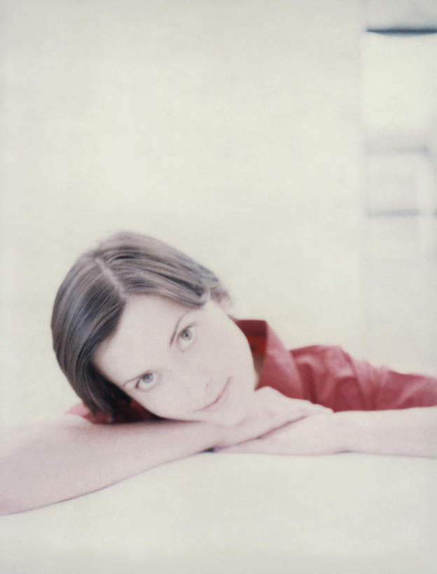 西方人,一个人,坐,笑,微笑,竖图,室内,白天,白色背景,正面,沙发,欧洲,欧洲人,仅一个年轻女性,仅一个女性,仅一个人,撑,墙,托腮,注视,墙壁,墙面,看,趴着,托,摄影,影棚,观看,关注,托下巴,布艺沙发,年轻女性,女人,女性,白种人,趴,坐着,半身,彩图,影棚拍摄,拍摄