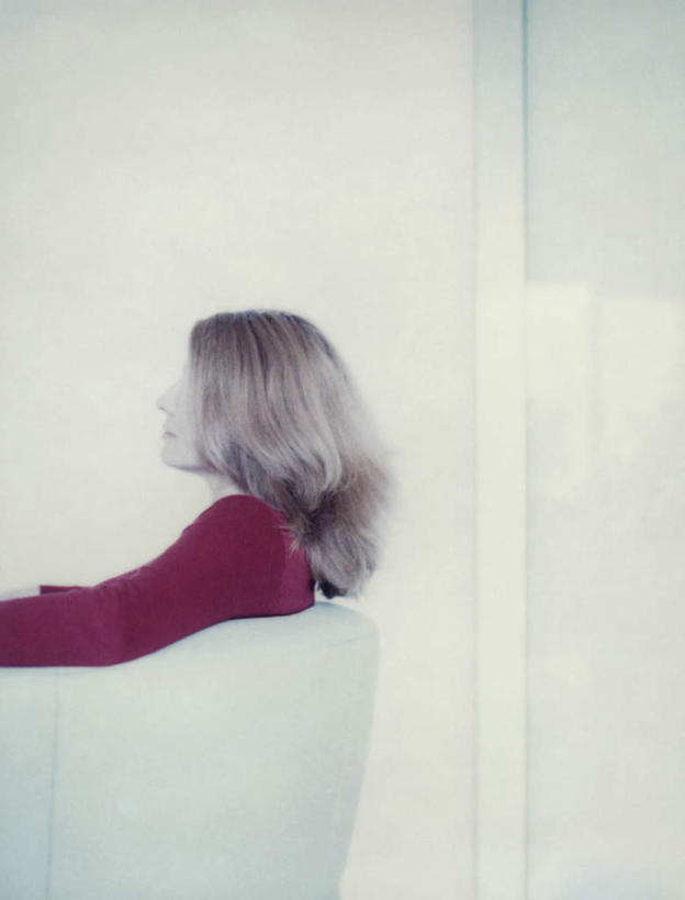 西方人,一个人,坐,竖图,室内,白天,侧面,沙发,欧洲,欧洲人,仅一个年轻女性,仅一个女性,仅一个人,墙,注视,墙壁,墙面,看,靠,靠着,金色,观看,关注,布艺沙发,年轻女性,女人,女性,白种人,长发,卷发,坐着,半身,彩图