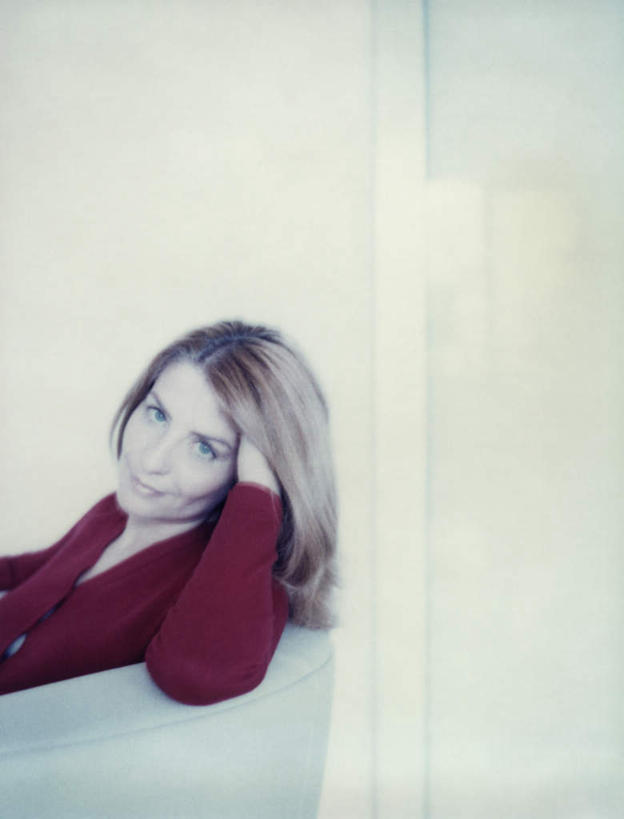 西方人,一个人,坐,笑,微笑,竖图,室内,白天,侧面,沙发,欧洲,欧洲人,仅一个年轻女性,仅一个女性,仅一个人,撑,墙,托腮,注视,墙壁,墙面,看,靠,靠着,托,金色,观看,关注,托下巴,布艺沙发,年轻女性,女人,女性,白种人,长发,卷发,坐着,半身,彩图