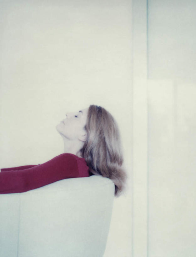 西方人,一个人,坐,闭眼,竖图,室内,白天,侧面,沙发,欧洲,欧洲人,仅一个年轻女性,仅一个女性,仅一个人,墙,墙壁,墙面,靠,靠着,金色,布艺沙发,年轻女性,女人,女性,白种人,长发,卷发,闭眼睛,闭着眼,闭着眼睛,坐着,半身,彩图