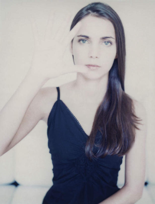 西方人,一个人,坐,举,竖图,室内,白天,白色背景,正面,晚礼服,沙发,欧洲,欧洲人,仅一个年轻女性,仅一个女性,仅一个人,注视,看,托,摄影,影棚,观看,关注,布艺沙发,年轻女性,女人,女性,白种人,长发,举着,向上举,向上伸,向上托,坐着,半身,彩图,影棚拍摄,晚宴服,舞会服,洋服,洋装,夜礼服,拍摄,五指张开