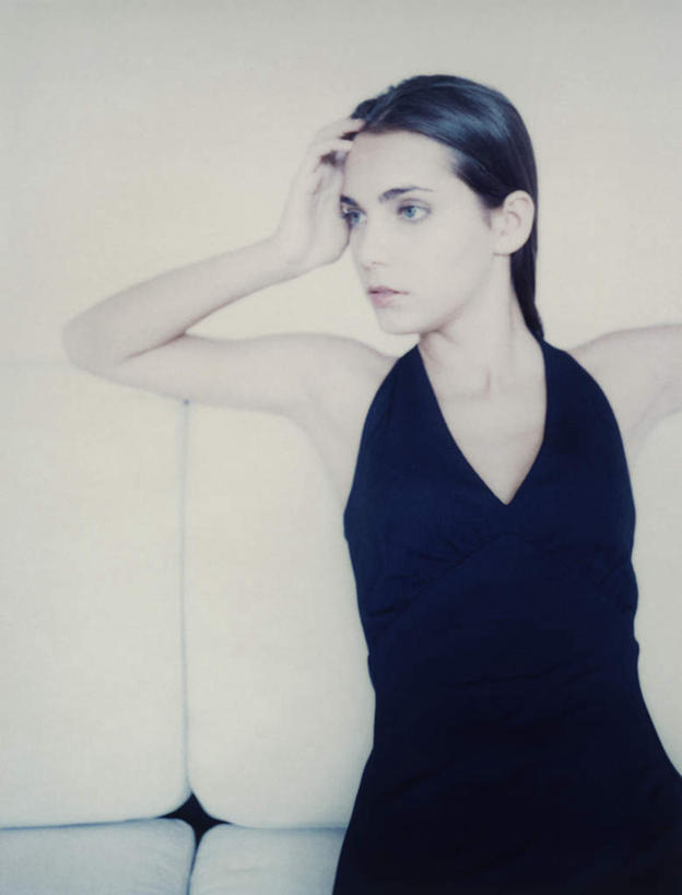 西方人,一个人,坐,竖图,室内,白天,白色背景,正面,晚礼服,沙发,欧洲,欧洲人,仅一个年轻女性,仅一个女性,仅一个人,撑,托腮,注视,看,靠,靠着,托,摄影,影棚,观看,关注,托下巴,布艺沙发,年轻女性,女人,女性,白种人,长发,坐着,半身,彩图,影棚拍摄,晚宴服,舞会服,洋服,洋装,夜礼服,拍摄