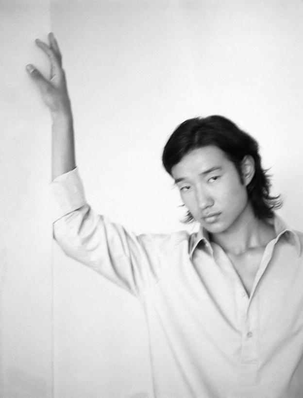 东方人,一个人,商务人士,商务男性,站,举,竖图,黑白,室内,白天,白色背景,正面,衬衫,亚洲,仅一个男性,仅一个人,套装,注视,黄种人,仅一个年轻男性,看,托,站着,搭,摄影,影棚,观看,搭着,关注,商务装,工薪阶层,男人,男性,年轻男性,亚洲人,白领,上班族,举着,向上举,向上伸,向上托,站立,半身,影棚拍摄,衬衣,拍摄