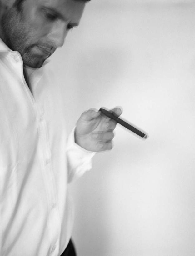 西方人,一个人,商务人士,商务男性,站,吸烟,竖图,黑白,室内,白天,侧面,衬衫,香烟,欧洲,欧洲人,仅一个男性,仅一个人,握,套装,拿,拿着,注视,仅一个年轻男性,看,站着,烟,握着,观看,关注,商务装,工薪阶层,男人,男性,年轻男性,白种人,白领,上班族,卷烟,烟草,纸烟,抽烟,站立,半身,衬衣