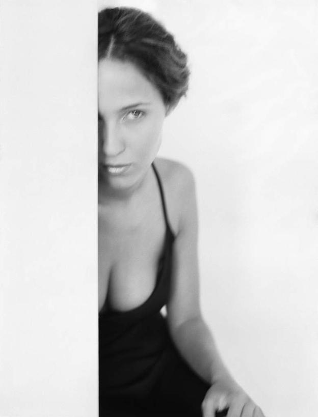 西方人,一个人,坐,竖图,黑白,室内,白天,白色背景,正面,欧洲,欧洲人,仅一个年轻女性,仅一个女性,仅一个人,墙,注视,墙壁,墙面,看,靠,靠着,摄影,影棚,观看,关注,年轻女性,女人,女性,白种人,坐着,半身,影棚拍摄,拍摄