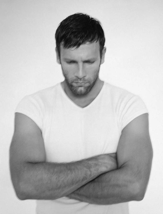 西方人,一个人,站,双手交叉,竖图,黑白,室内,白天,白色背景,正面,T恤衫,欧洲,欧洲人,仅一个男性,仅一个人,T恤,注视,仅一个年轻男性,低头,看,站着,摄影,影棚,观看,双手抱胸,关注,男人,男性,年轻男性,白种人,站立,半身,影棚拍摄,拍摄