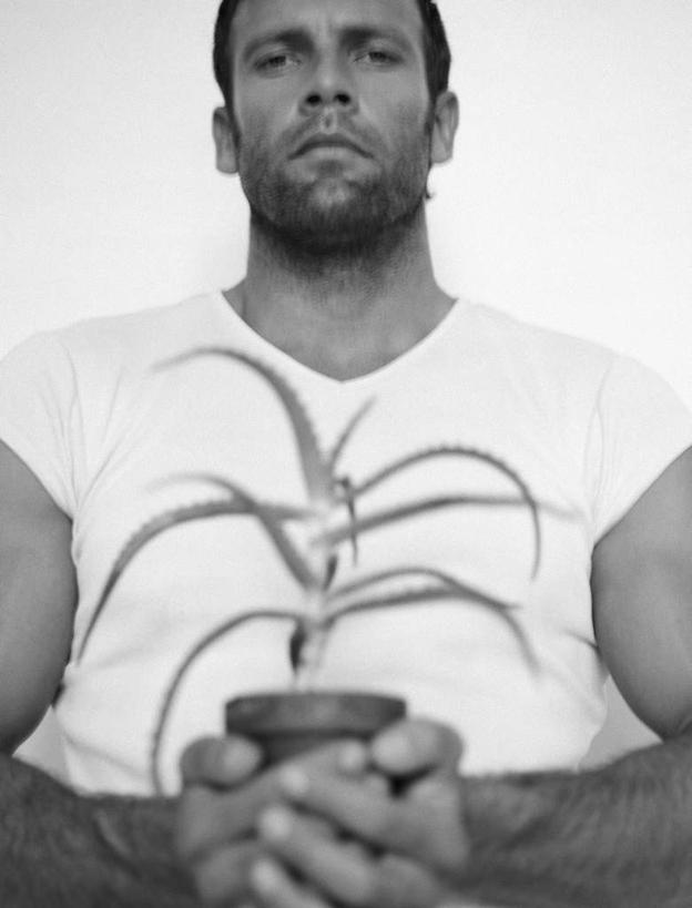 西方人,一个人,站,捧,竖图,黑白,室内,白天,白色背景,仰视,T恤衫,植物,欧洲,欧洲人,仅一个男性,仅一个人,握,盆栽,盆景,拿,T恤,拿着,注视,仅一个年轻男性,绿色,自然,看,站着,握着,摄影,影棚,生长,成长,观看,关注,男人,男性,年轻男性,白种人,端,端着,捧着,手捧,站立,半身,低角度拍摄,影棚拍摄,拍摄