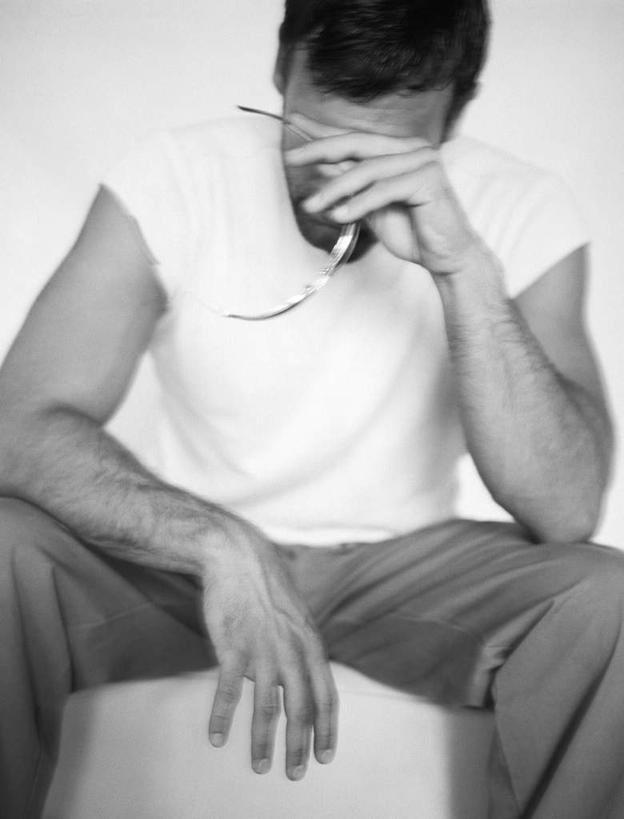 西方人,一个人,坐,举,竖图,黑白,室内,白天,白色背景,正面,T恤衫,沙发,欧洲,欧洲人,仅一个男性,仅一个人,撑,握,眼镜,拿,T恤,拿着,托腮,仅一个年轻男性,托,握着,摄影,影棚,托下巴,近视眼镜,布艺沙发,男人,男性,年轻男性,白种人,举着,向上举,向上伸,向上托,坐着,半身,影棚拍摄,拍摄