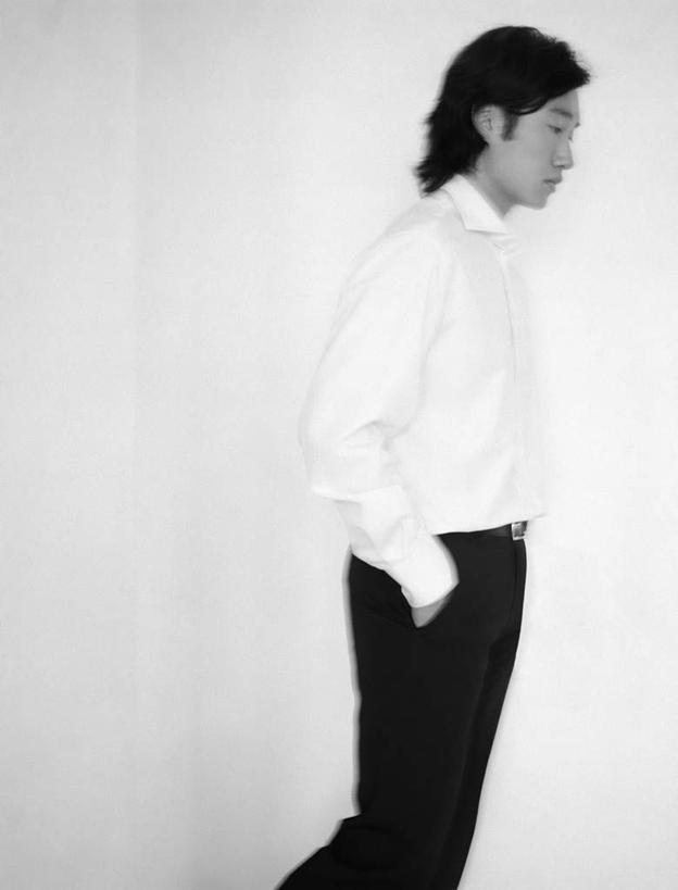 东方人,一个人,商务人士,商务男性,站,竖图,黑白,室内,白天,白色背景,侧面,衬衫,亚洲,仅一个男性,仅一个人,套装,注视,黄种人,仅一个年轻男性,看,站着,摄影,影棚,观看,关注,商务装,工薪阶层,双手抄兜,双手放兜,男人,男性,年轻男性,亚洲人,白领,上班族,插兜,两手抄兜,两手放兜,手插兜,手放口袋,站立,半身,影棚拍摄,衬衣,拍摄,手抄兜