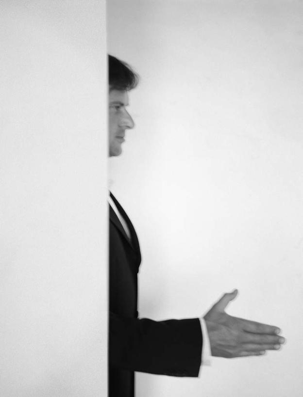 西方人,一个人,商务人士,商务男性,站,竖图,黑白,室内,白天,白色背景,侧面,衬衫,欧洲,欧洲人,仅一个男性,仅一个人,套装,墙,注视,墙壁,墙面,仅一个年轻男性,看,站着,伸手,摄影,影棚,观看,关注,商务装,工薪阶层,男人,男性,年轻男性,白种人,白领,上班族,站立,半身,影棚拍摄,衬衣,拍摄