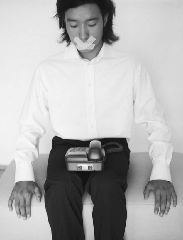 西方人,一个人,商务人士,商务男性,坐,打电话,竖图,黑白,室内,白天,白色背景,正面,衬衫,沙发,电话,欧洲,欧洲人,仅一个男性,仅一个人,套装,墙,注视,通讯设备,墙壁,墙面,仅一个年轻男性,话筒,看,电话线,摄影,影棚,观看,关注,胶布,商务装,布艺沙发,工薪阶层,封嘴,交流,男人,男性,年轻男性,白种人,白领,上班族,电话机,沟通,通话,坐着,半身,影棚拍摄,衬衣,拍摄