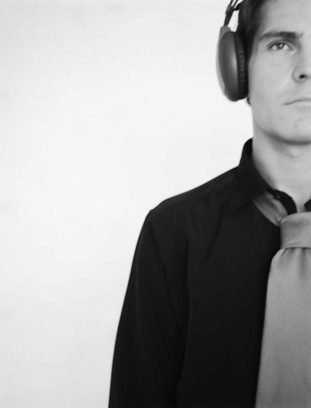 西方人,一个人,商务人士,商务男性,站,竖图,黑白,室内,白天,白色背景,正面,衬衫,快乐,满意,幸福,欧洲,欧洲人,仅一个男性,仅一个人,套装,音响,音乐,注视,娱乐,仅一个年轻男性,耳机,看,站着,享受,休闲,放松,摄影,影棚,观看,舒适,享乐,关注,商务装,工薪阶层,男人,男性,年轻男性,白种人,白领,上班族,站立,半身,影棚拍摄,衬衣,拍摄