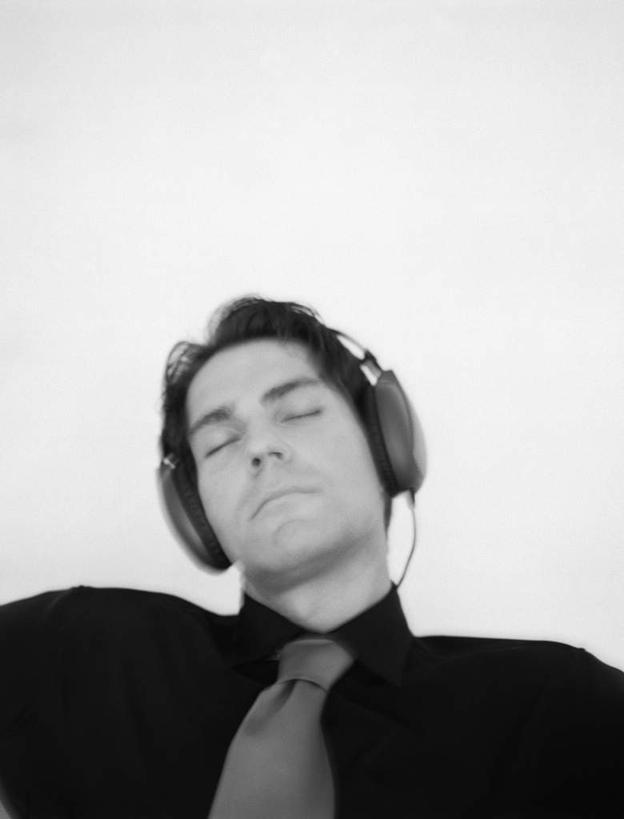 西方人,一个人,商务人士,商务男性,坐,闭眼,竖图,黑白,室内,白天,白色背景,正面,衬衫,快乐,满意,幸福,欧洲,欧洲人,仅一个男性,仅一个人,套装,音响,音乐,娱乐,仅一个年轻男性,耳机,享受,休闲,放松,摄影,影棚,舒适,享乐,商务装,工薪阶层,男人,男性,年轻男性,白种人,白领,上班族,闭眼睛,闭着眼,闭着眼睛,坐着,半身,影棚拍摄,衬衣,拍摄