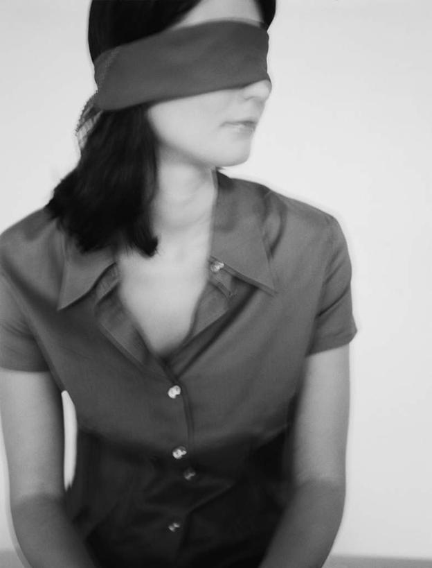 西方人,眼睛,一个人,坐,笑,微笑,竖图,黑白,室内,白天,白色背景,正面,欧洲,欧洲人,仅一个年轻女性,仅一个女性,仅一个人,布,蒙,遮,遮掩,摄影,影棚,掩盖,遮挡,遮盖,掩饰,年轻女性,女人,女性,白种人,坐着,半身,影棚拍摄,拍摄