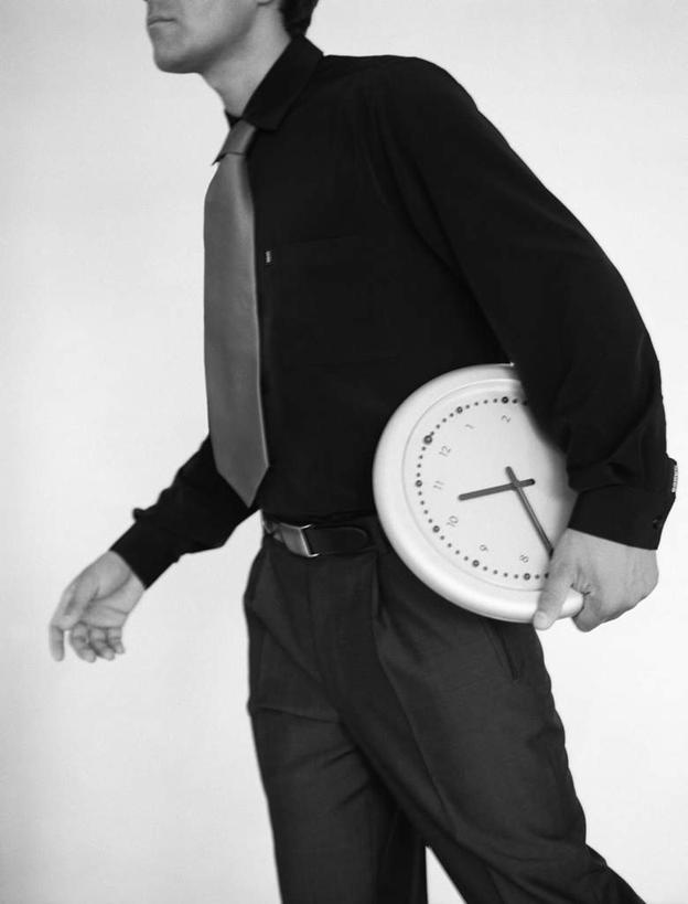 西方人,一个人,商务人士,商务男性,走,竖图,黑白,室内,白天,白色背景,侧面,衬衫,欧洲,欧洲人,仅一个男性,仅一个人,握,套装,时间,时钟,领带,拿,计时,拿着,仅一个年轻男性,钟表,表,握着,摄影,影棚,象征,庄重,商务装,身份,工薪阶层,正式,地位,男人,男性,年轻男性,白种人,白领,上班族,钟,步行,散步,走路,半身,影棚拍摄,衬衣,拍摄