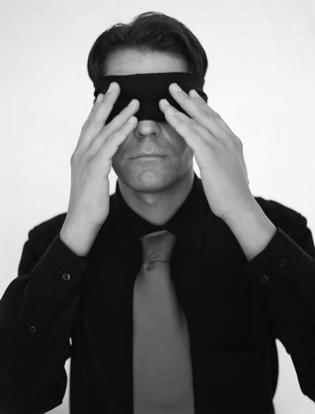 西方人,眼睛,一个人,商务人士,商务男性,坐,举,摸,竖图,黑白,室内,白天,白色背景,正面,衬衫,欧洲,欧洲人,仅一个男性,仅一个人,抚摸,套装,布,领带,仅一个年轻男性,托,蒙,摄影,影棚,象征,庄重,商务装,身份,工薪阶层,正式,地位,男人,男性,年轻男性,白种人,白领,上班族,触摸,接触,举着,向上举,向上伸,向上托,坐着,半身,影棚拍摄,衬衣,拍摄