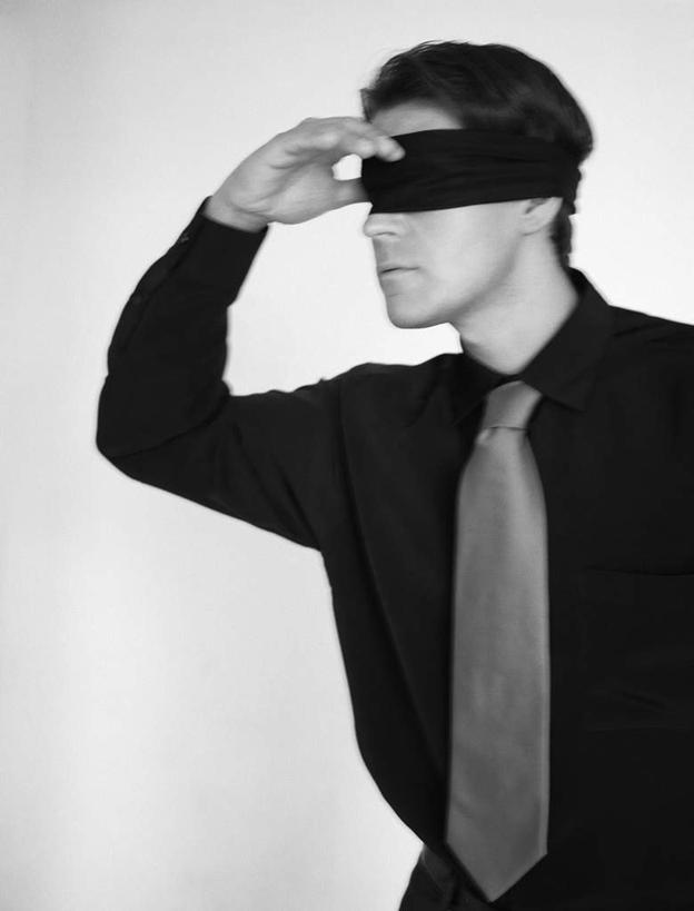 西方人,眼睛,一个人,商务人士,商务男性,坐,举,摸,竖图,黑白,室内,白天,白色背景,侧面,衬衫,欧洲,欧洲人,仅一个男性,仅一个人,抚摸,套装,布,领带,仅一个年轻男性,托,蒙,摄影,影棚,象征,庄重,商务装,身份,工薪阶层,正式,地位,男人,男性,年轻男性,白种人,白领,上班族,触摸,接触,举着,向上举,向上伸,向上托,坐着,半身,影棚拍摄,衬衣,拍摄