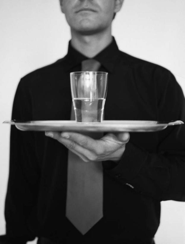 西方人,一个人,商务人士,商务男性,举,竖图,黑白,室内,白天,白色背景,正面,衬衫,杯子,托盘,欧洲,欧洲人,仅一个男性,仅一个人,握,套装,领带,拿,拿着,仅一个年轻男性,水杯,托,握着,摄影,影棚,象征,庄重,商务装,身份,工薪阶层,正式,地位,男人,男性,年轻男性,白种人,白领,上班族,茶杯,举着,向上举,向上伸,向上托,半身,影棚拍摄,衬衣,拍摄