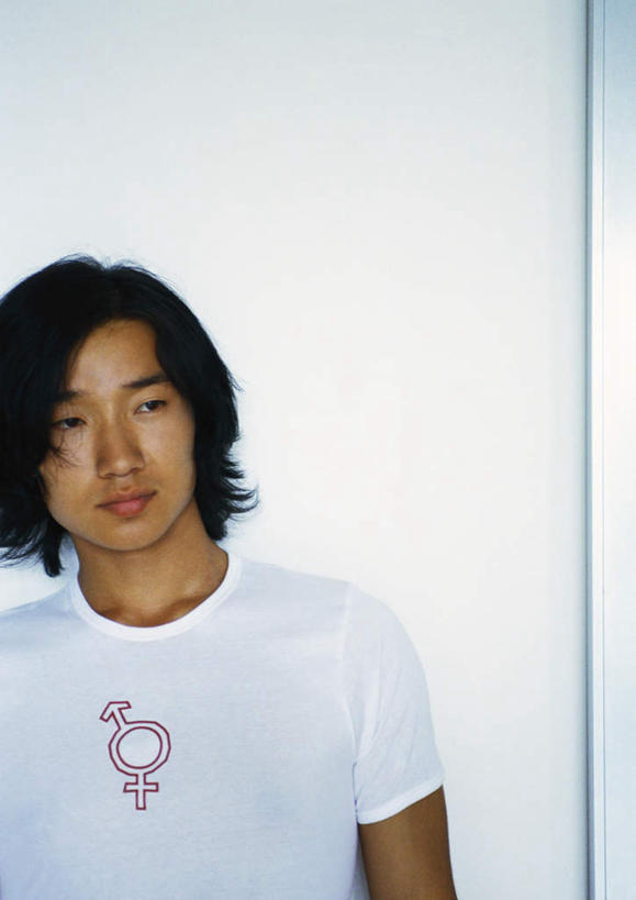 东方人,脸,头,脸颊,头发,一个人,站,笑,微笑,竖图,室内,特写,白天,白色背景,正面,T恤衫,亚洲,仅一个男性,仅一个人,花纹,图案,墙,T恤,注视,黄种人,墙壁,墙面,仅一个年轻男性,一个,白色,黑色,观察,看,靠,靠着,倚靠,站着,摄影,影棚,单个,观看,察看,倚着,关注,男人,男性,年轻男性,亚洲人,头部,脸部,脸蛋,面部,站立,半身,彩图,影棚拍摄,拍摄