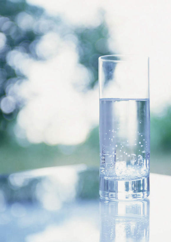 无人,竖图,室外,特写,白天,正面,草地,草坪,水,植物,餐桌,桌子,杯子,阴影,朦胧,模糊,透明,光线,液体,影子,水滴,一杯,玻璃制品,草,树,树木,一个,绿色,天空,阳光,自然,水杯,天,生长,单个,成长,餐台,玻璃杯,彩图