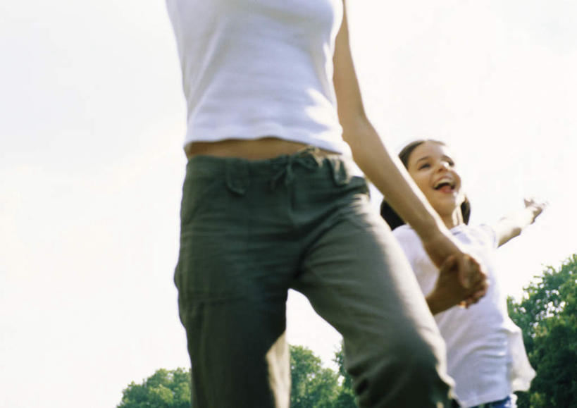 西方人,儿童,头发,家庭,母亲,女儿,站,举,伸展双臂,握手,笑,微笑,露齿笑,横图,室外,白天,仰视,旅游,度假,纯洁,植物,欧洲,欧洲人,阴影,朦胧,模糊,光线,影子,云,云朵,云彩,注视,休闲装,娱乐,树,树木,小孩,黄色,蓝色,绿色,白色,白云,蓝天,天空,阳光,自然,天,观察,看,托,站着,张嘴,享受,休闲,温暖,温馨,母女,一家人,休闲服,放松,可爱,母爱,童年,童趣,生长,成长,观看,和睦,察看,关注,张大嘴巴,童真,烂漫,无邪,天真,年轻女性,女孩,女人,女性,白种人,孩子,年轻人,张开嘴,敞开双臂,举起,举手,举着,拉手,伸开双臂,手拉手,手握手,向上举,向上伸,向上托,展开双肩,站立,张开手臂,张开双臂,半身,彩图,低角度拍摄,融洽,女生