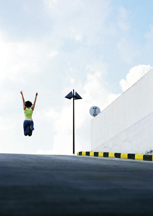 西方人,一个人,跳,举,伸展双臂,竖图,室外,白天,仰视,兴奋,道路,路,路灯,公路,照明,欧洲,欧洲人,仅一个年轻女性,仅一个女性,仅一个人,一排,许多,阴影,条纹,整齐,光线,影子,墙,云,云朵,灯光,交通,半空,云彩,抬腿,休闲装,墙壁,墙面,灯,排列,一个,蓝色,绿色,白云,蓝天,天空,阳光,天,托,休闲,休闲服,单个,照亮,照明设备,队列,年轻女性,女人,女性,白种人,马路,敞开双臂,举起,举手,举着,伸开双臂,跳跃,向上举,向上伸,向上托,展开双肩,张开手臂,张开双臂,彩图,低角度拍摄,全身,开心