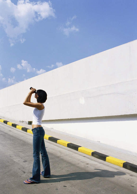 西方人,一个人,站,举,摸,竖图,室外,白天,侧面,仪器,科技,道路,路,欧洲,欧洲人,仅一个年轻女性,仅一个女性,仅一个人,一排,许多,抚摸,眺望,握,阴影,条纹,检查,研究,整齐,反射,分析,光线,科学,望远镜,影子,墙,云,云朵,小路,交通,拿,云彩,拿着,注视,休闲装,墙壁,墙面,排列,一个,蓝色,白色,黑色,白云,蓝天,天空,阳光,天,观察,看,托,站着,休闲,休闲服,清晰,探索,握着,放大,单个,观看,仔细,科研,察看,科学技术,瞭望,聚焦,队列,关注,远视镜,瞭望镜,光学,清楚,年轻女性,女人,女性,白种人,触摸,接触,举起,举手,举着,向上举,向上伸,向上托,站立,彩图,全身,光学仪器,千里镜