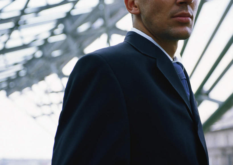 西方人,脸,头,脸颊,胡须,一个人,商务人士,商务男性,站,笑,微笑,横图,室内,特写,白天,侧面,衬衫,欧洲,欧洲人,仅一个男性,仅一个人,阴影,套装,朦胧,模糊,光线,影子,屋檐,领带,注视,檐,仅一个年轻男性,蓝色,天空,阳光,天,观察,看,站着,转头,观看,察看,关注,商务装,工薪阶层,男人,男性,年轻男性,白种人,头部,胡子,小胡子,脸部,脸蛋,面部,白领,上班族,站立,半身,彩图,衬衣