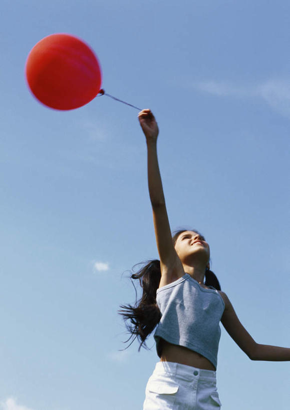 西方人,儿童,头发,一个人,站,举,笑,微笑,露齿笑,竖图,室外,白天,仰视,纯洁,欧洲,欧洲人,仅一个女性,仅一个人,握,阴影,漂浮,光线,影子,云,云朵,半空,拿,云彩,拿着,注视,休闲装,一个,小孩,红色,蓝色,白色,黑色,白云,蓝天,天空,阳光,气球,绳子,天,观察,看,托,站着,仅一个小孩,休闲,休闲服,可爱,童年,童趣,握着,单个,观看,绳索,察看,关注,童真,烂漫,无邪,天真,女孩,女人,女性,白种人,孩子,长发,举起,举手,举着,抬头,向上举,向上伸,向上托,仰头,站立,半身,彩图,低角度拍摄,女生