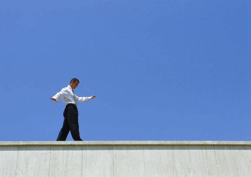 西方人,头发,一个人,商务人士,商务男性,站,走,伸展双臂,横图,室外,白天,仰视,衬衫,欧洲,欧洲人,仅一个男性,仅一个人,阴影,套装,光线,影子,墙,注视,墙壁,墙面,仅一个年轻男性,黄色,蓝色,白色,蓝天,天空,阳光,天,低头,观察,看,站着,晴朗,观看,察看,关注,商务装,工薪阶层,万里无云,男人,男性,年轻男性,白种人,白领,上班族,晴空,晴空万里,步行,敞开双臂,散步,伸开双臂,展开双肩,站立,张开手臂,张开双臂,走路,半身,彩图,低角度拍摄,衬衣