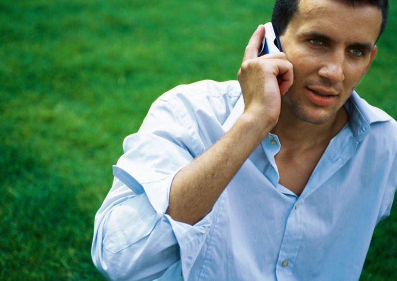 西方人,头发,一个人,商务人士,商务男性,坐,躺,举,笑,打电话,微笑,露齿笑,横图,俯视,室外,白天,衬衫,草地,草坪,植物,电话,手机,欧洲,欧洲人,仅一个男性,仅一个人,握,阴影,套装,光线,影子,拿,听,拿着,注视,通讯设备,草,仅一个年轻男性,蓝色,绿色,黑色,阳光,观察,看,托,握着,观看,察看,关注,商务装,工薪阶层,一部,卧着,交流,男人,男性,年轻男性,白种人,白领,上班族,沟通,举起,举手,举着,躺着,通话,卧,向上举,向上伸,向上托,坐着,半身,彩图,高角度拍摄,衬衣