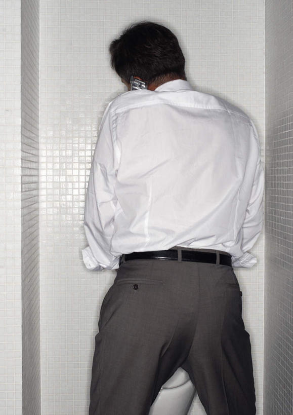 西方人,一个人,商务人士,商务男性,站,摸,打电话,竖图,室内,白天,衬衫,卫生间,洗手间,电话,手机,欧洲,欧洲人,仅一个男性,仅一个人,抚摸,套装,马桶,墙,听,通讯设备,墙壁,墙面,仅一个年轻男性,一个,背面,白色,站着,单个,商务装,工薪阶层,交流,男人,男性,年轻男性,白种人,白领,上班族,厕所,触摸,沟通,接触,通话,站立,半身,彩图,衬衣